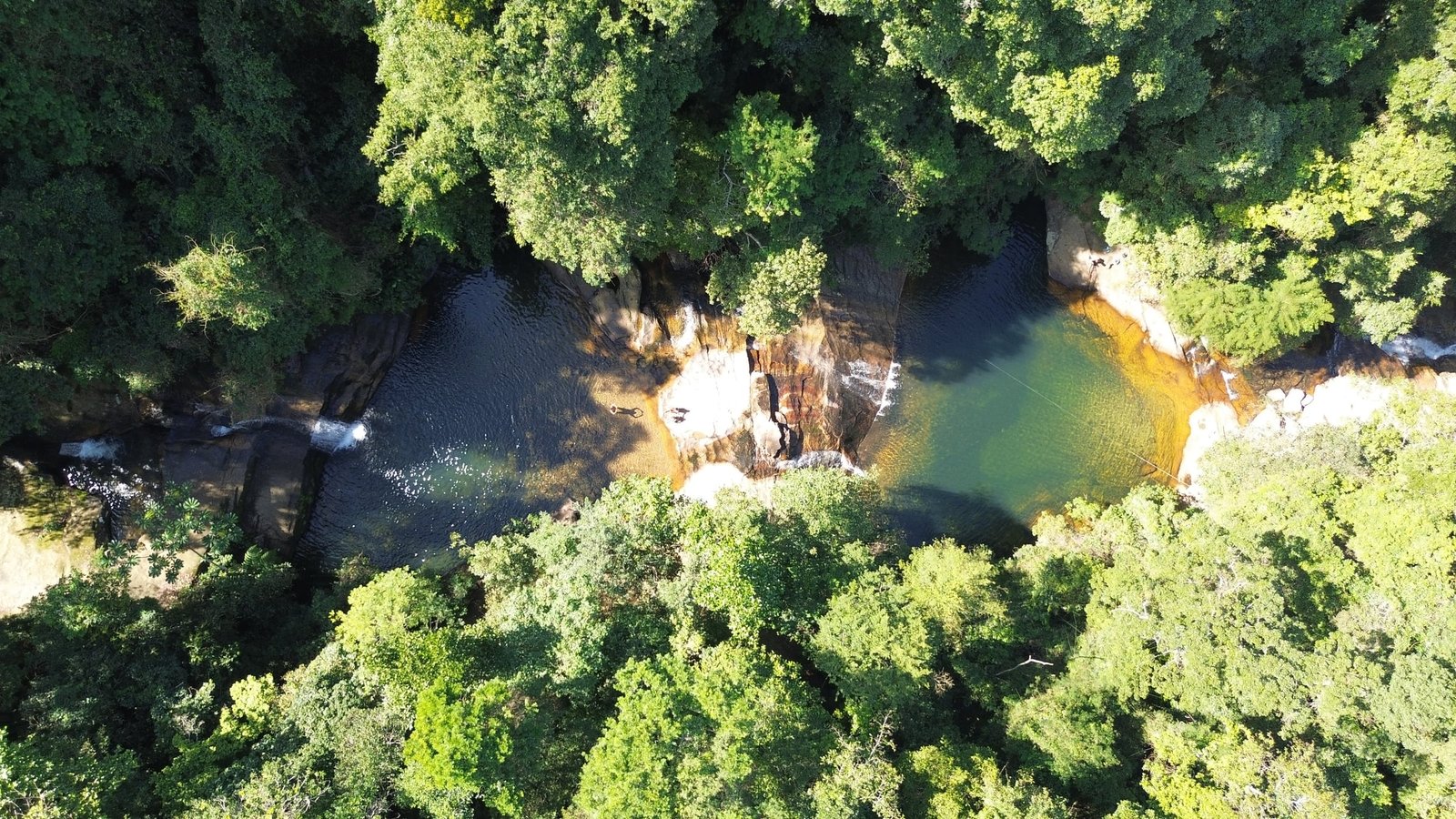 Trilha e poço natural nas Cachoeiras do Mendanha