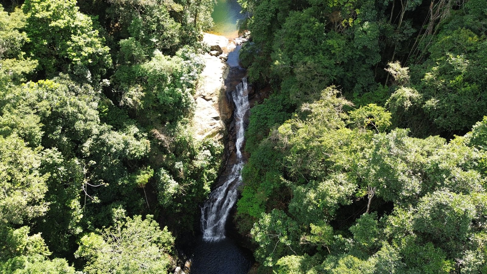 Queda d’água das Cachoeiras do Mendanha entre pedras e Mata Atlântica